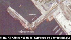 უკრაინული წყალქვეშა დრონების მიერ რუსულ წყალქვეშა ნავზე მიტანილი იერიშის შემდეგ თანამგზავრიდან გადაღებული სურათი. ნოვოროსიისკის პორტი, 2025 წლის 16 დეკემბერი.