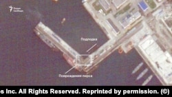 Супутниковий знімок після атаки українських підводних дронів на російський підводний човен у порту Новоросійська, 16 грудня 2025 року