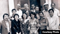 Жамал Сейдакматова айтылуу режиссерлор Төлөмүш Океев, Геннадий Базаров, актер жана сүрөтчү Сүймөнкул Чокморов ж.б. кино ишмерлери менен.