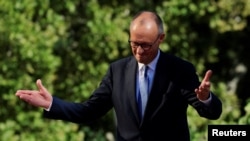 Cancelarul Merz sosind la reședința prezidențială de la Chișinău, pe 27 august.