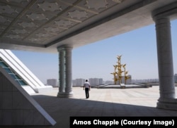 Konstitusiýa binasynyň aşagyndan ýör\äp barýan bir adam.