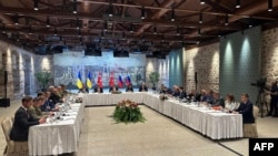 უკრაინის და რუსეთის დელეგაციები მოლაპარაკების მაგიდასთან სტამბოლში, თურქეთის პრეზიდენტის რეზიდენცია დოლმაბაჰჩეში. 2025 წლის 16 მაისი