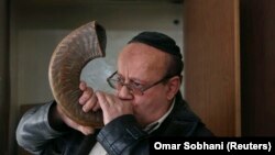 ზაბულონ სიმანტოვი, ბოლო ებრაელი, რომელმაც ქაბული დატოვა, ტრადიციულ შოფარზე უკრავს ქაბულის სინაგოგაში. 2013 წელი