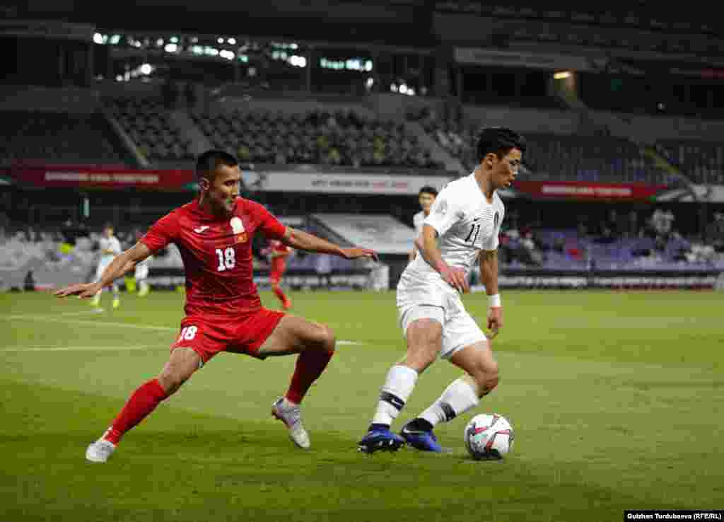 Полузащитник сборной КР Кайрат Жыргалбек уулу и игрок команды из Южной Кореи Ханг Хи Чан.