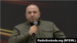 За словами Рустема Умєрова, незабаром українські виробники зброї та військової техніки отримають спеціальний правовий та податковий режим