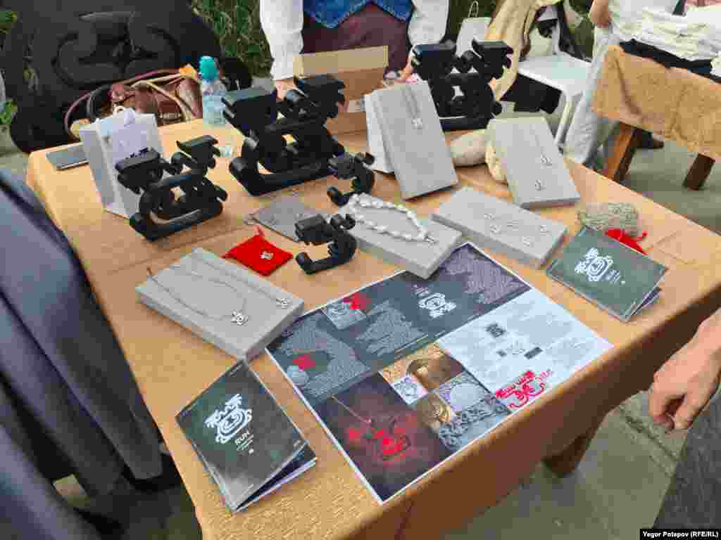 Festivalde ediyelik eşyalar çoq edi