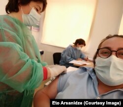 „მშვენივრად ჩაიარა ყველაფერმა“ - ეთო არსანიძე ამბროლაურში აიცრა