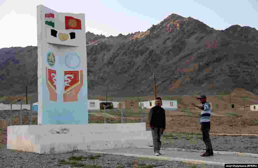 Сүрөттө: Кыргызстан менен Тажикстандын ортосундагы достукка арналган мемориал. Мемориалда Кыргызстандын герби түшүп калган. Тажик бийликтеринин мургаб кыргыздарына көңүлү түз болгону менен, тажик армиясынын айрым зордукчул аракеттери катталган, ошондой эле тажик улутчулдары кыргызча аталыштарды өчүрүп салган учурлар болгон.