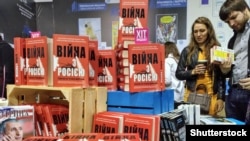 Під час міжнародного фестивалю «Книжковий арсенал». Незважаючи на війну, українське книгодрукування розвивається, але наклади книжок не дуже значні і вартість книг дещо зависока
