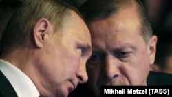Rusiye prezidenti Vladimir Putin ve Türkiye prezidenti Recep Tayyip Erdoğan (soldan sağğa), 2016 senesi