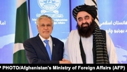 د پاکستان مرستيال وزيراعظم او د بهرنيو چارو وزير اسحاق ډار په کابل کې د طالبانو د بهرنيو چارو له وزير امير خان متقي سره ـ انځور له ارشيفه