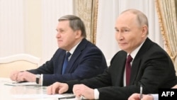 Юрій Ушаков (зліва) також заявив, що Москва поки не бачила відкоригованих після нещодавніх переговорів з Україною мирних пропозицій США