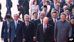Пекиндегі әскери парад кезінде Қытай басшысы мемлекет басшыларымен кетіп барады, арасында Қазақстан және Өзбекстан президенттері де бар. 3 қыркүйек 2025 жыл. 