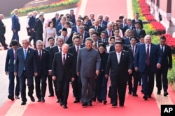 Попереду Сі, поруч Путін і Кім, по боках Токаєв і Лукашенко, позаду Фіцо...Урочистості до 80-ї річниці завершення Другої світової війни у Пекіні. Китай, 3 вересня 2025 року