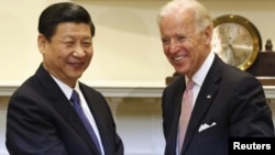 Președintele american, Joe Biden, și președintele chinez, Xi Jinping, după o întâlnire la Washington din februarie 2012, pe vremea când cei doi erau vicepreședinți