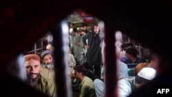 په کراچۍ کې پولیسو یوشمېر افغانان نیولي او په بس کې سپاره کړي دي - انځور له ارشیفه.