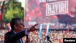 Թուրքիա - Ժողովրդա-հանրապետական կուսակցության առաջնորդ Օզգյուր Օզելը ելույթ է ունենում բազմահազարանոց հանրահավաքում, Անկարա, 15-ը սեպտեմբերի, 2025թ.