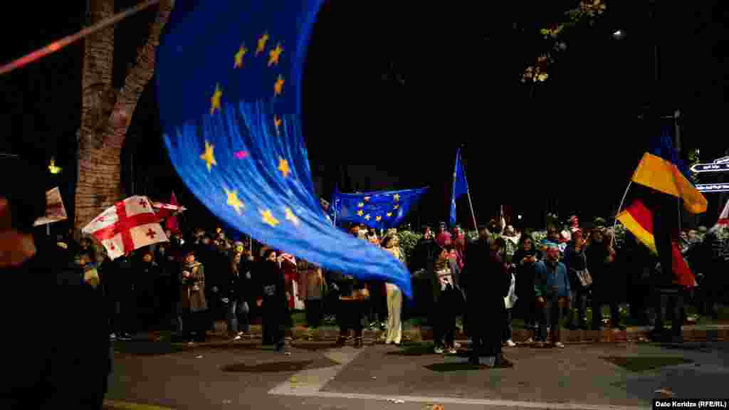 Демонстранты прошли в сторону парламента с флагами Грузии, Украины, ЕС, США и Германии