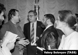 На з'їзді були присутні як гості діячі польської «Солідарності» і новообрані посли до Сейму Польщі: А. Міхнік, Б. Борусевич, В. Мокрий та інші. На фото зліва направо: керівник делегації польської «Солідарності» Адам Міхнік; український письменник, народний депутат СРСР Юрій Щербак, кореспондент «Літературної газети» Сергій Кисельов і Богуміла Бердиховська (із Польщі)