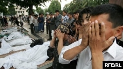 Андиҷон, моҳи маи соли 2005. Маросими дафни қурбониён