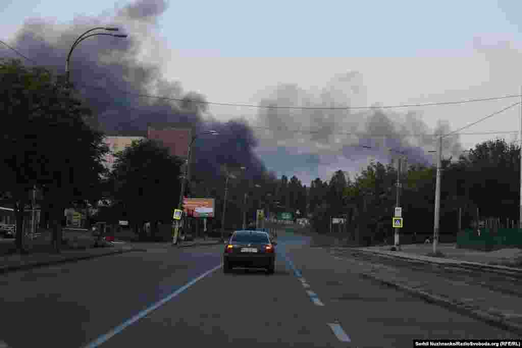 Столбы дыма в Киеве после того, как войска РФ совершили массированную атаку на столицу.Российские военные регулярно из различных видов вооружения – ударными БпЛА, ракетами, КАБами, РСЗО – атакуют украинские регионы. Руководство России отрицает, что российская армия во время полномасштабной войны наносит целенаправленные удары по гражданской инфраструктуре городов и сел Украины, убивая гражданское население и разрушая больницы, школы, детские сады, объекты энергетики и водоснабжения