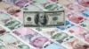 На иллюстрации изображена банкнота в 100 долларов, лежащая на банкнотах турецких лир различного достоинства, сделанная в Стамбуле, Турция, 7 января 2014 года.  
