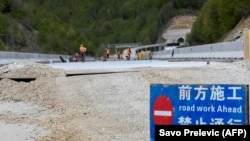 Работници по време на строежа на магистралата, свързваща град Бар в Черна гора със съседна Сърбия, 11 май 2021