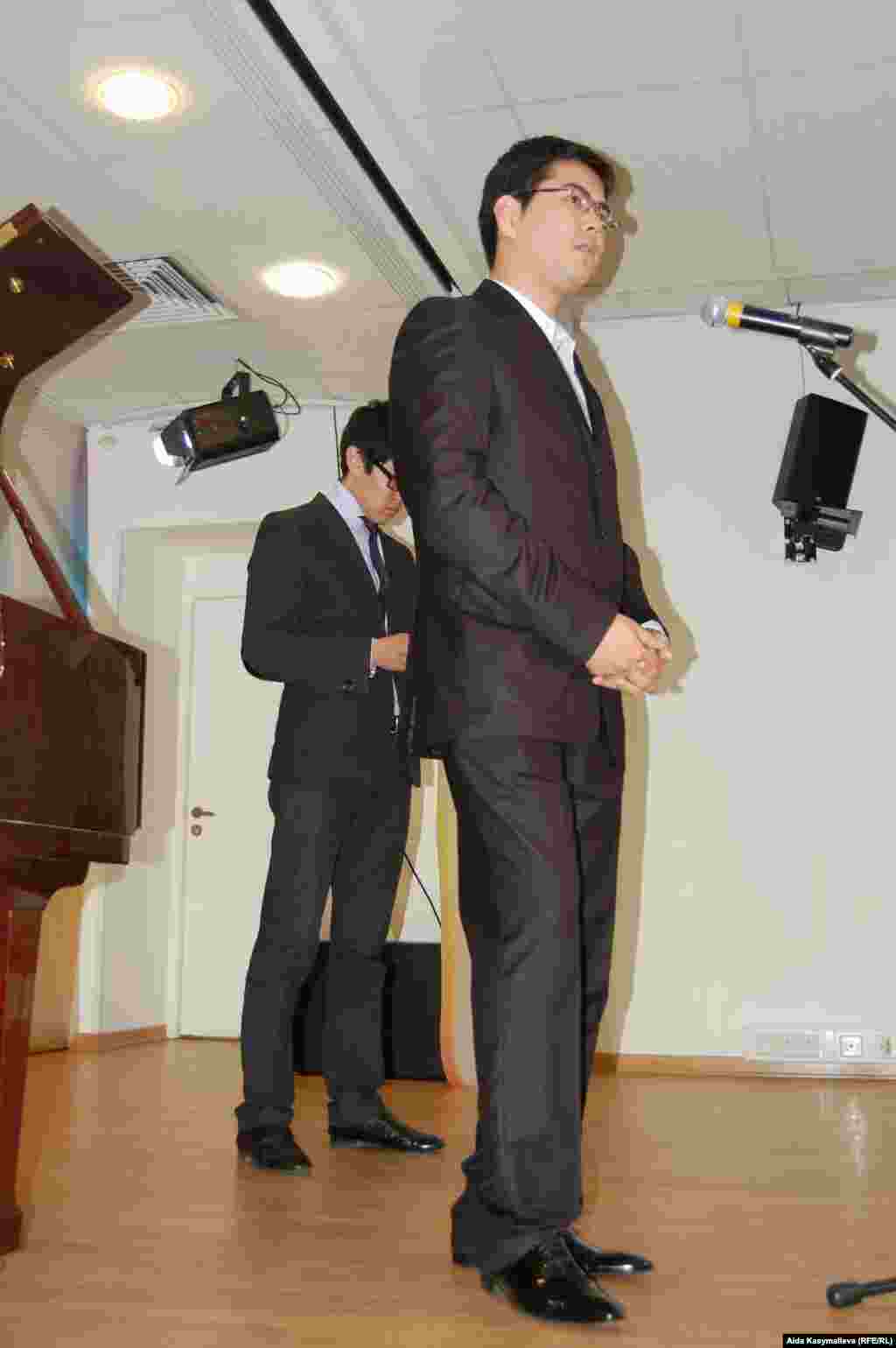 Аспирант, пианист Азамат Сыдыков жана алып баруучу Ильяз Ирсалиев. 25.4.2011.  - П. И. Чайковский	 атындагы консерваториянын аспиранты, пианист Азамат Сыдыков жана концерттин алып баруучусу Ильяз Ирсалиев. 