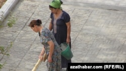 Преподаватели школ на субботнике, Туркменистан