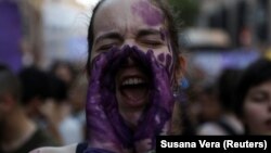 Juna 2018. Španiju su potresali protesti nakon oslobađanja uz kauciju grupe muškaraca najpre optuženih za grupno silovanje, a potom osuđenih za krivično delo blažeg zlostavljanja. Na slici jedna od učesnica protesta u Madridu uzvikuje parole nezadovoljstva. 