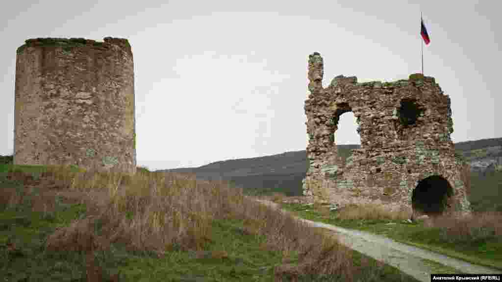 Інкерман &ndash; невелике місто в Балаклавському районі Севастополя. Але пам'яток у ньому більше, ніж в деяких областях. Територія ця була населена в епоху мезоліту &ndash; середньокам'яного століття. &nbsp; В Інкерманській долині зафіксовані залишки близько 30 поселень і могильників епохи бронзи &ndash; раннього заліза &ndash; III-I тисячоліття до н.е. Але ці пам'ятники оглянути ніяк не вийде, хоча артефакти тих минулих культур на навколишніх схилах іноді вимиває. А ось середньовічна фортеця Каламіта збереглася досить-таки непогано