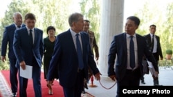 Экс-президент Алмазбек Атамбаев мурдагы кадрлары менен.