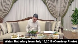 Berdimuhamedow hökümet mejlisinde koronawirusy agzaman, türkmen halkynyň ýokanç kesellere garşy netijeli göreş usullaryny oýlap tapandygyny ynandyrmaga çalyşdy.