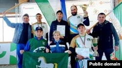 Самат Давлетов — во втором ряду с кубком в руках. Апрель 2023 года