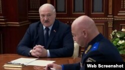 ფოტოზე: დმიტრი ჰარა და ალიაქსანდრ ლუკაშენკა