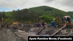 Lucrările și intervențiile Apelor Române efectuate după primele infiltrații, apărute începând cu 5 mai, s-au dovedit ineficiente în fața viiturii din ultimele zile.