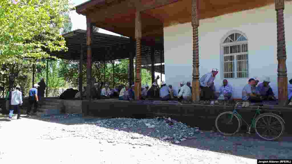 Мечеть "Нуъмон" в Баткене. Отличительной чертой южных мечетей являются открытые террасы