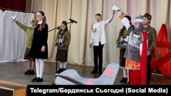 ოკუპირებული ბერდიანსკის სკოლის მოსწავლეები პროპაგანდისტულ კონკურსში მონაწილეობენ