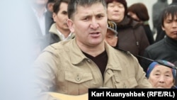 Азаматтық белсенді әрі бард ақын Жанат Есентаев Алматыда жұрт арасында ән айтып тұр.  16 наурыз 2013 жыл. 