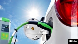 Зарядка электромобиля.