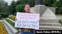 Жамоат фаоли Анна Шукеева Остонадаги пикетда. 26 июль, 2019 йил