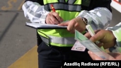 Yol polisi sürücünü cərimələyir (Foto arxiv)