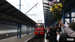 У Севастополі зустрічають російський пасажирський поїзд «Таврія» із Санкт-Петербурга, 25 грудня 2019 року