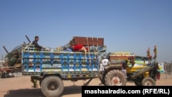 د تيرا د راجګل د بې کوره شويو خپلو کورونو د ستنېدو بهير د اکتوبر له ۲۹مې روان دی ـ پخوانی انځور