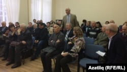 Язучы Ринат Мөхәммәдиев сорау бирә