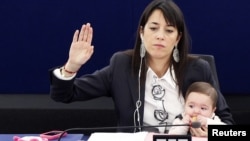 Членка на Европскиот парламент на работа со своето бебе