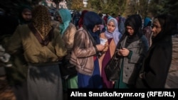 Кримчанки біля підконтрольного Росії Верховного суду Криму, ілюстративне архівне фото