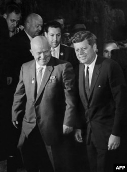 Никита Хрущёв менен Жон Кеннединин биринчи жолугушуусу. Вена, Австрия. 1961-жылдын 3-июну.
