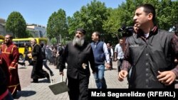 Батюшка с табуреткой стал символом нетерпимости по отношению к ЛГБТ-сообществу