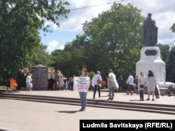 Екатерина Новикова с пикетом на городском празднике